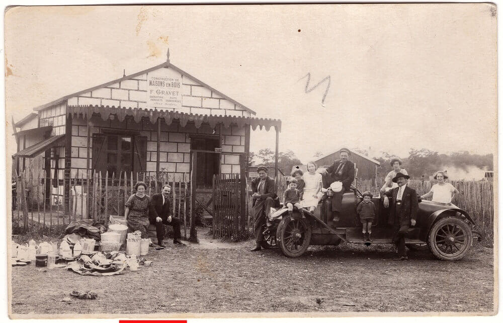 Слева — семейная пара Жуков