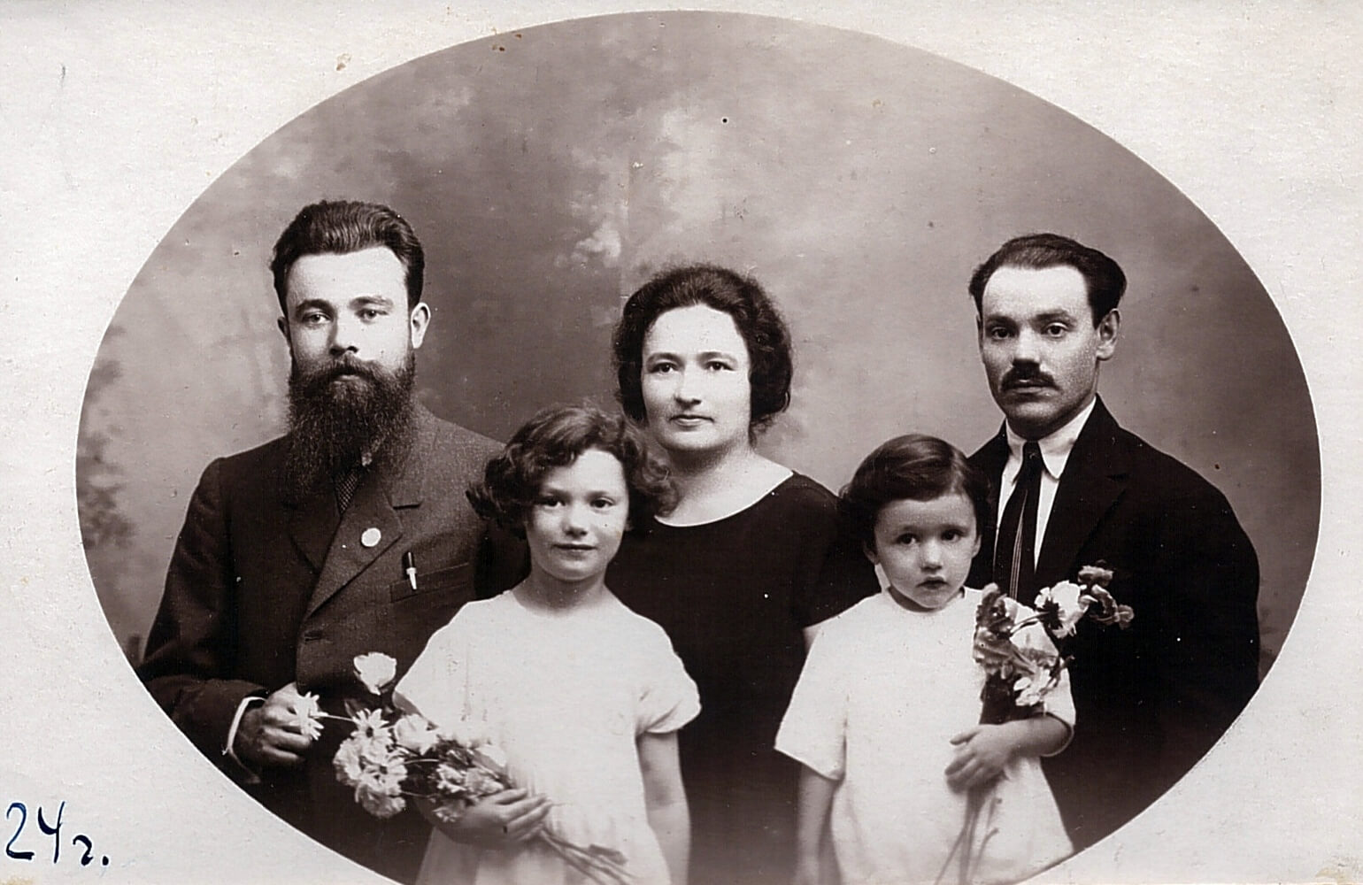 Григорий Жук справа, с женой, детьми, братом жены