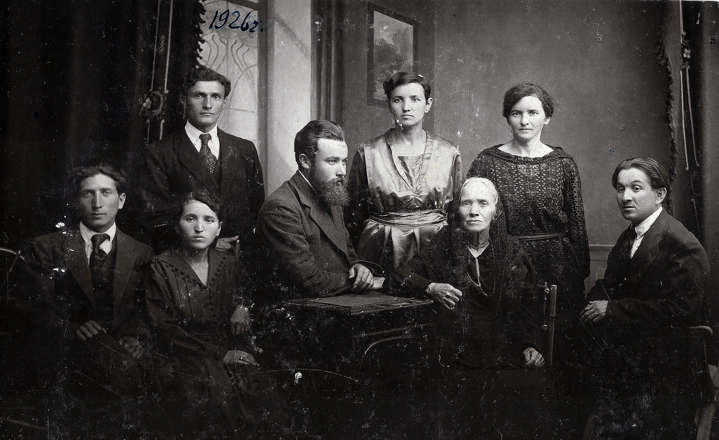 Слева направо: Вениамин Котин, Нина, Борис, Исаак Зевелёв, Эсфирь, Муся, Мария, Семён Хаит (1925)